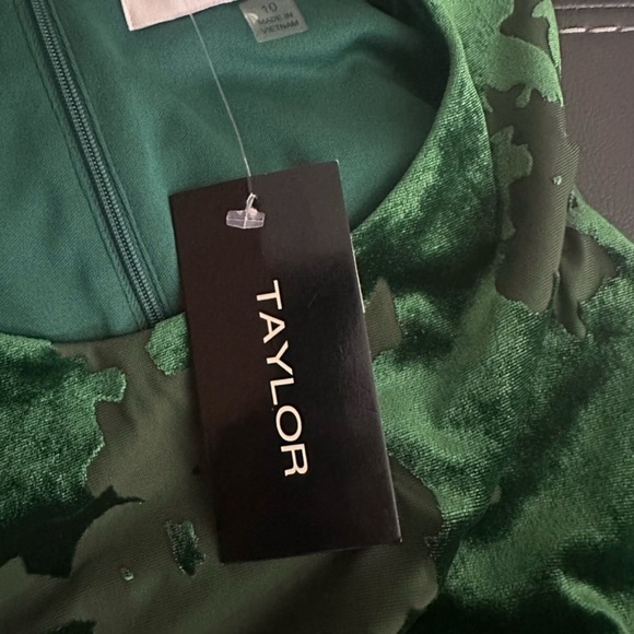 Elegant Green Sleeveless Dress - Picture 6 of 7